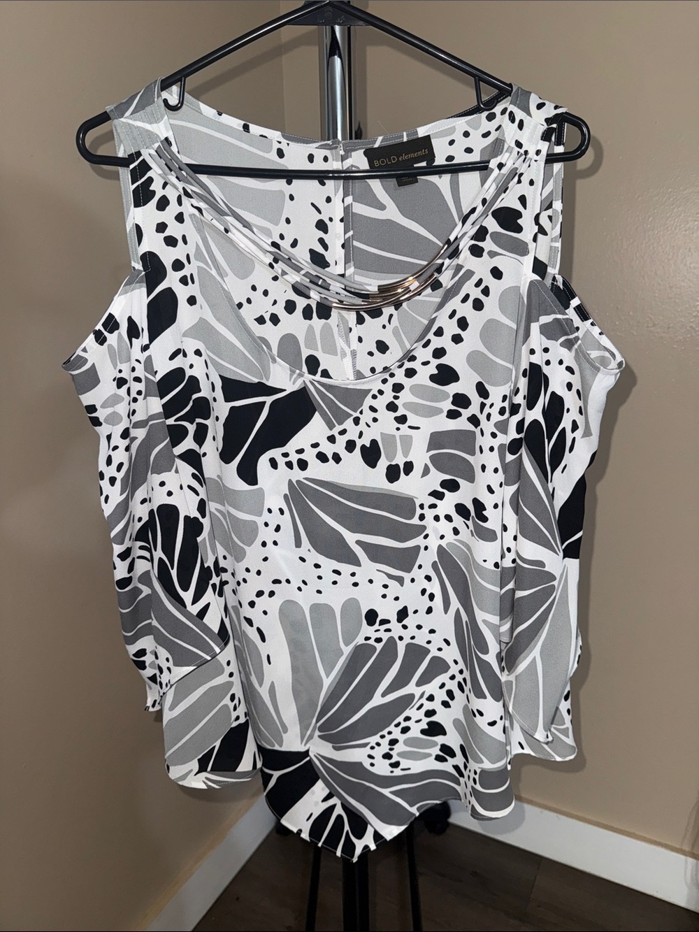 BOLD elements Black, White & Gray Cold-Shoulder Print Tank